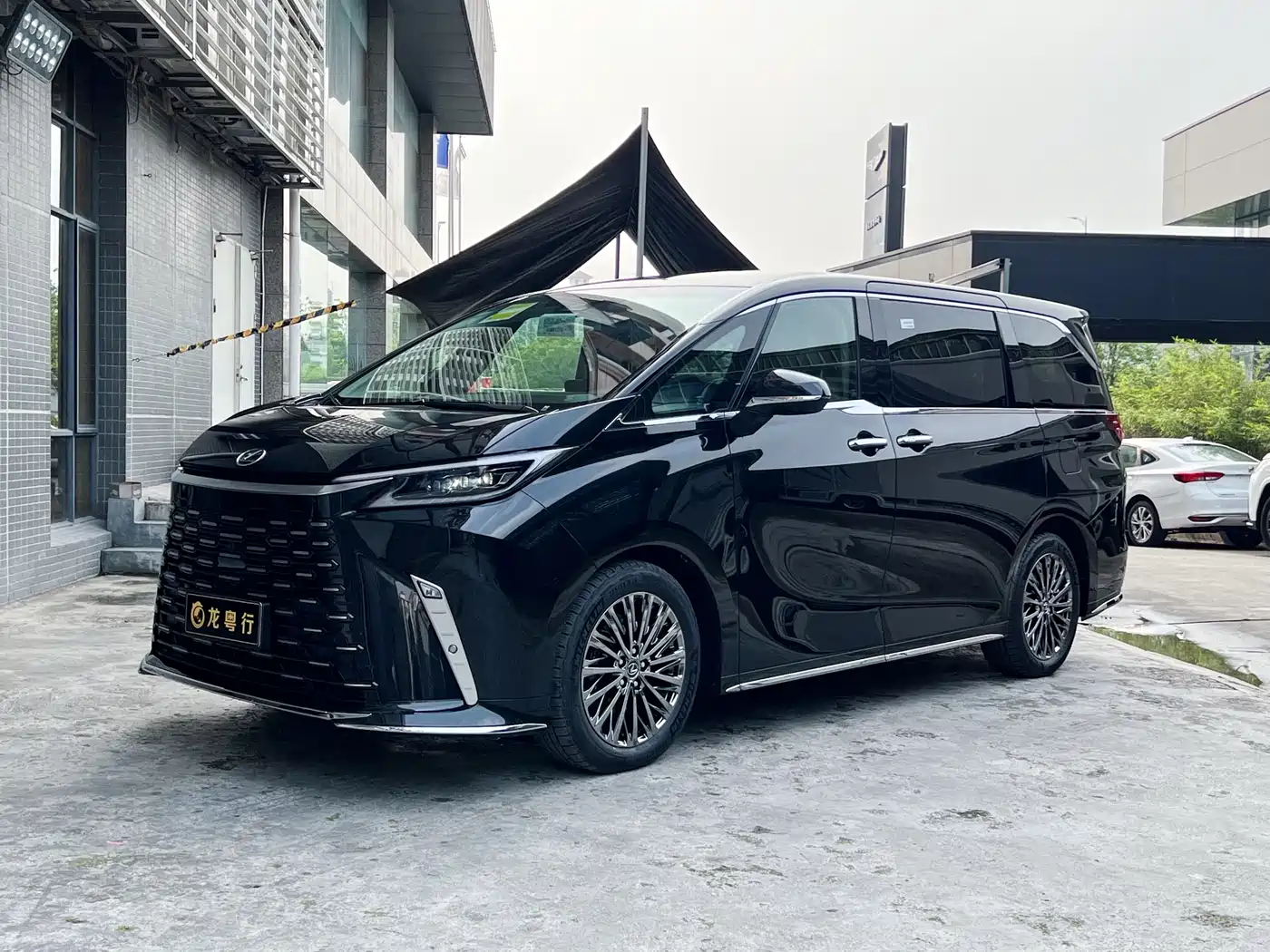 Lexus LM 2025 Model 500h Six-Seater Prestige Edition фото 2