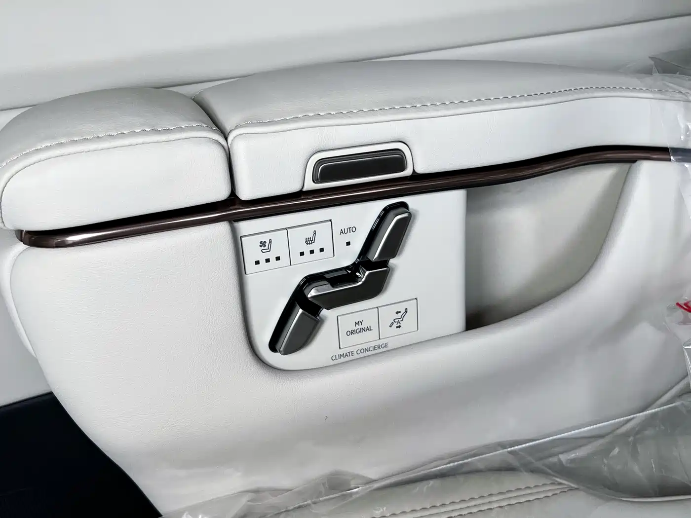 Lexus LM 2025 Model 500h Six-Seater Prestige Edition фото 13