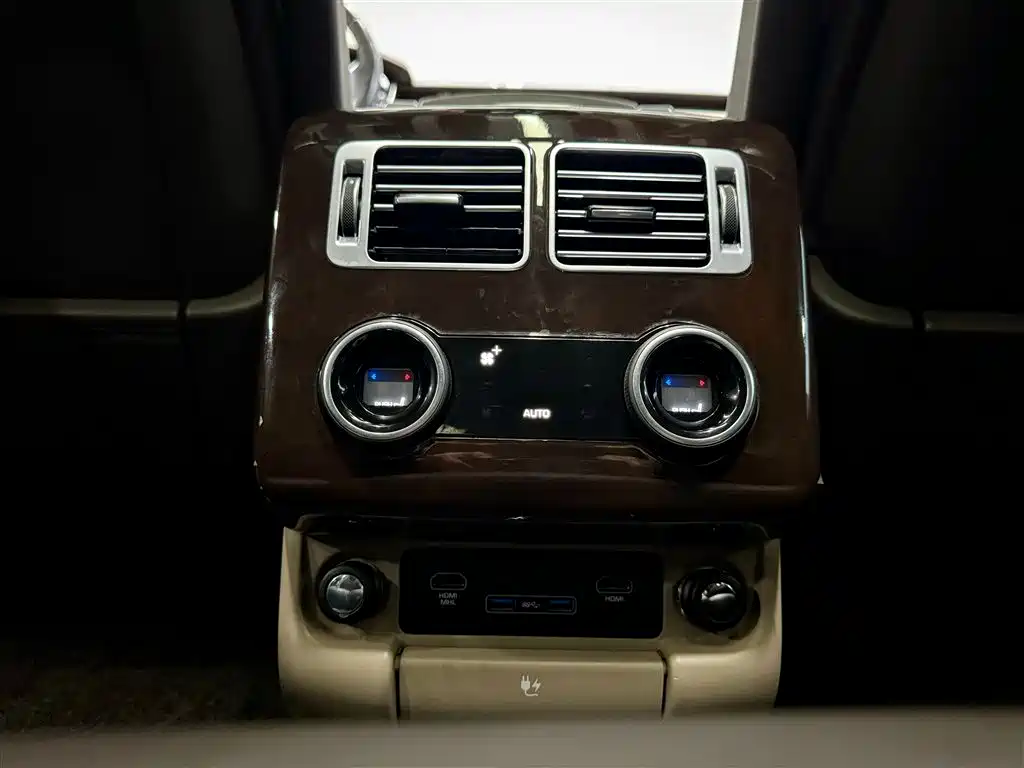 Land Rover Range Rover 2021 3.0 L6 Heritage Extended Classic Edition фото 28
