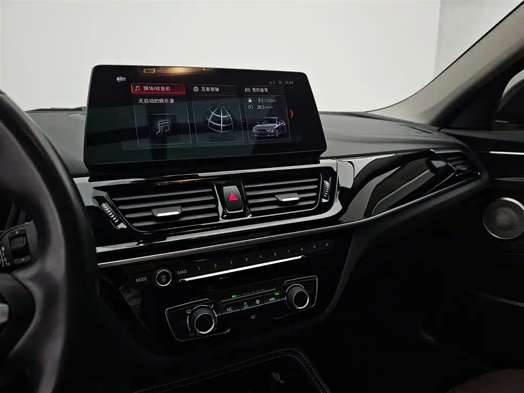 BMW 1 Series 2023 125i M Sport Shadow Edition фото 8
