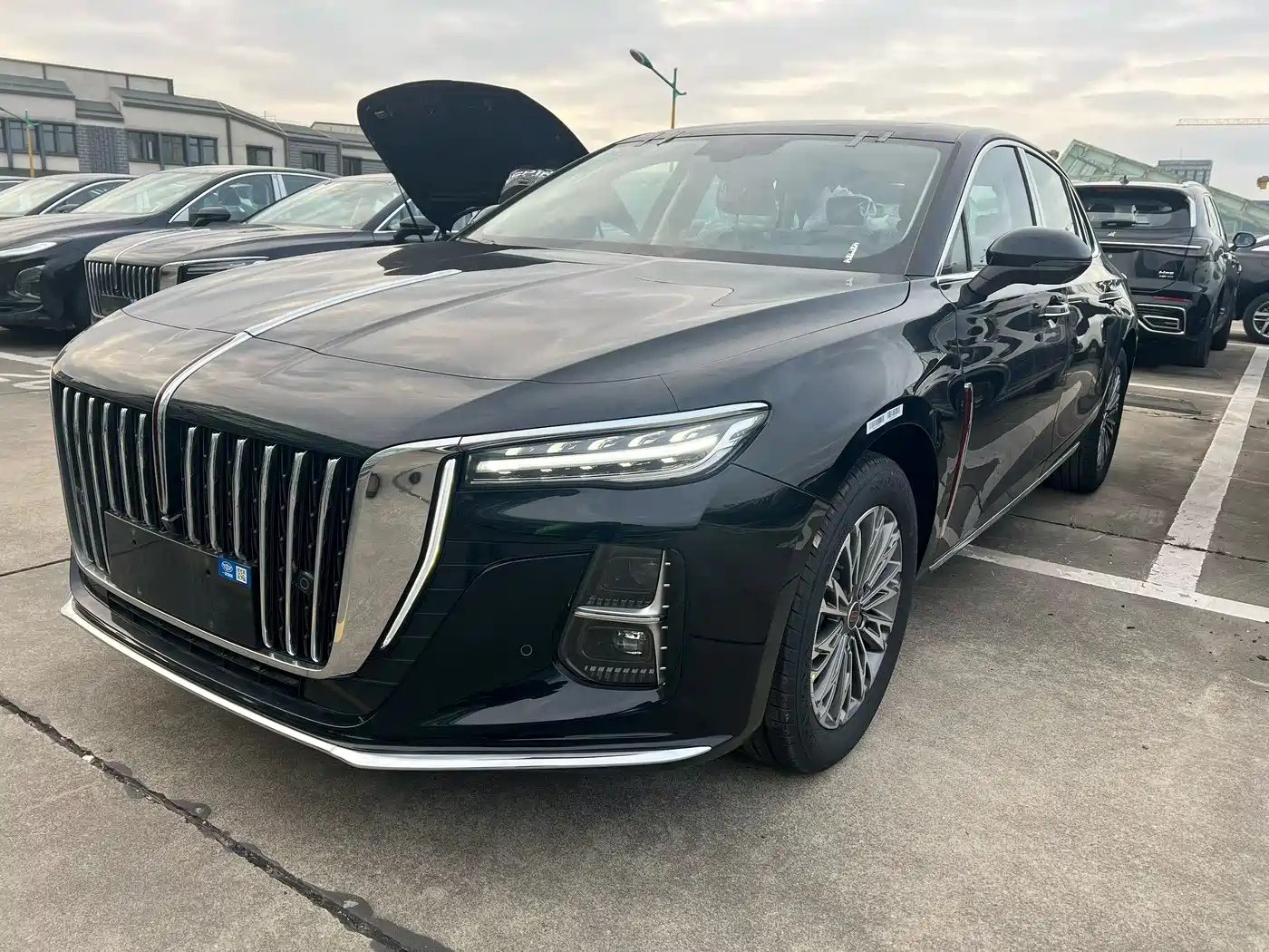 Hongqi H5 2025 1.5T DCT Flag Rhythm 500,000 Units Memorial Edition фото 2