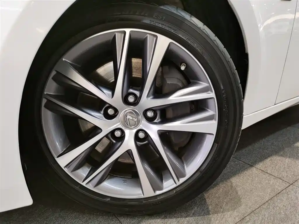 Lexus IS 2017 300 Leading Edition фото 14