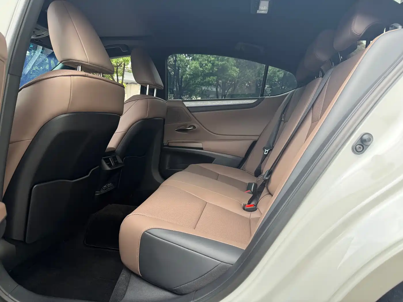 Lexus ES 2025 200 Ultimate Edition фото 6