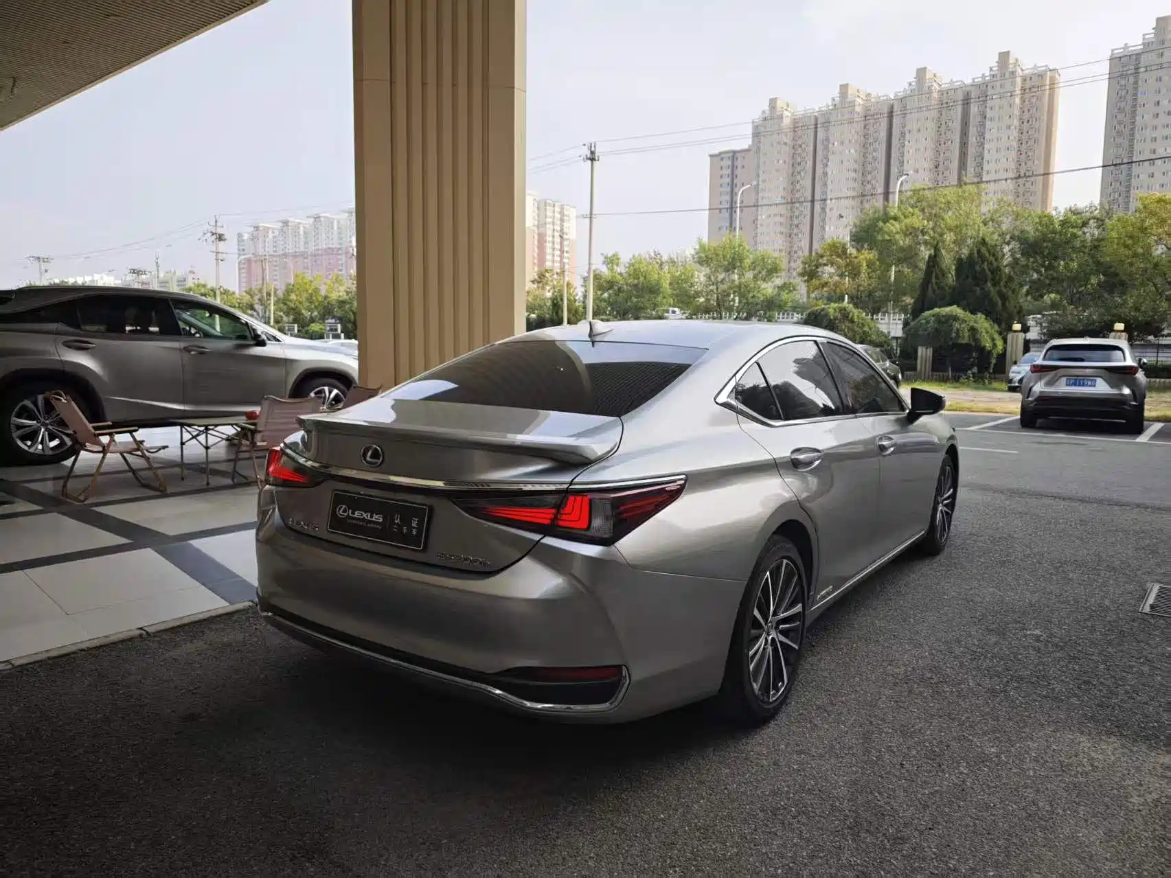 Photo 18 - Lexus ES
