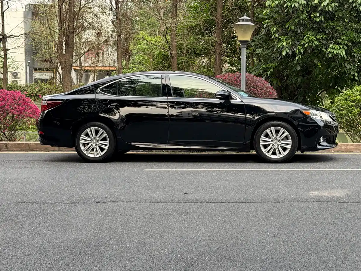 Lexus ES 2013 350 Elegance Edition фото 6