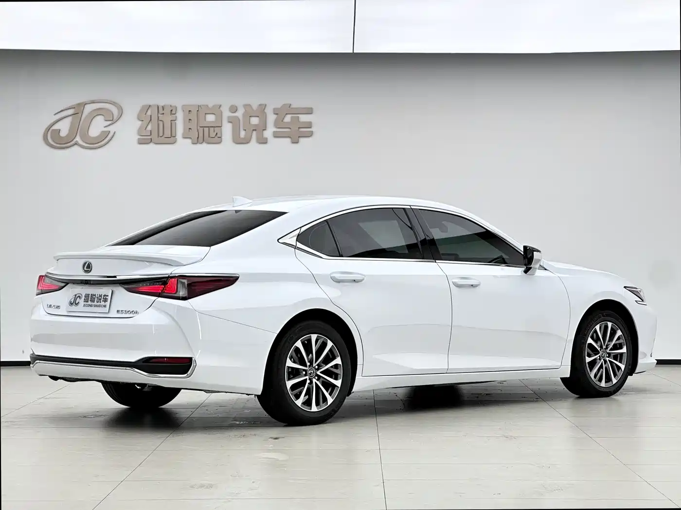 Photo 3 - Lexus ES