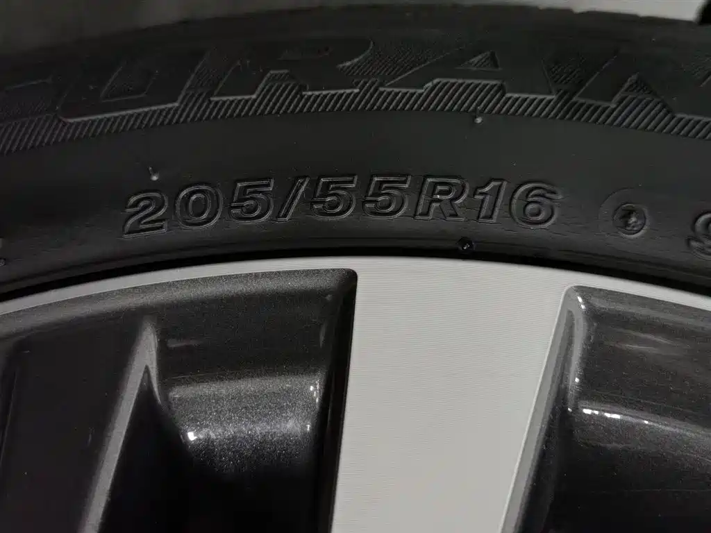 Toyota Corolla Twin Engine E+ 2019 1.8L E-CVT Leading Edition фото 24