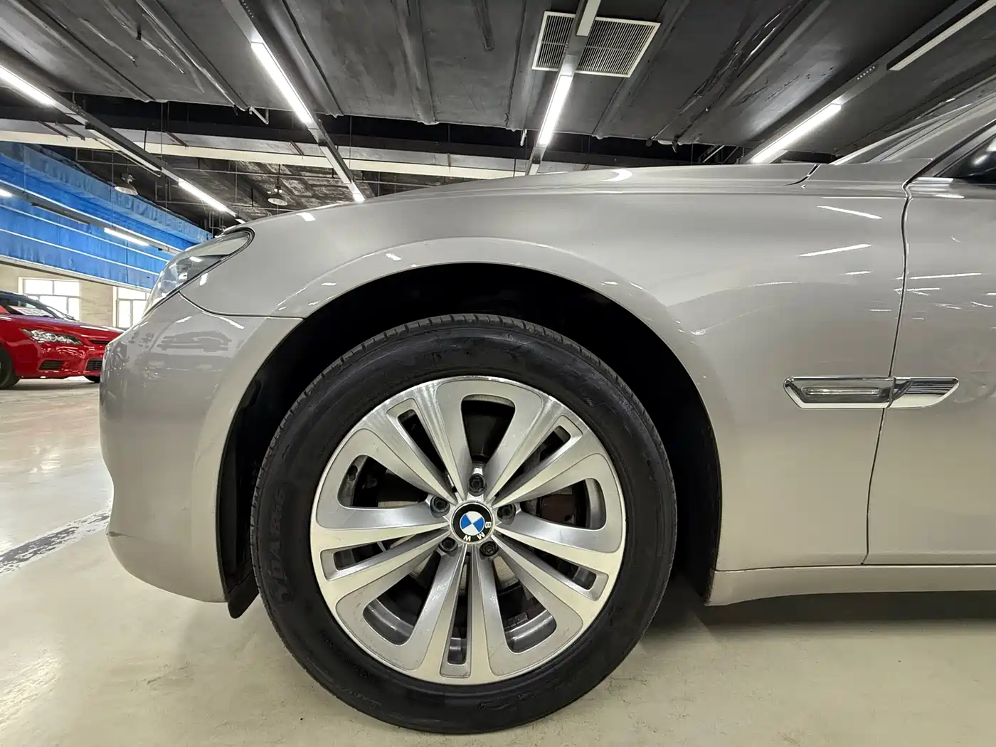 BMW 7 Series 2009 730Li Leading фото 10