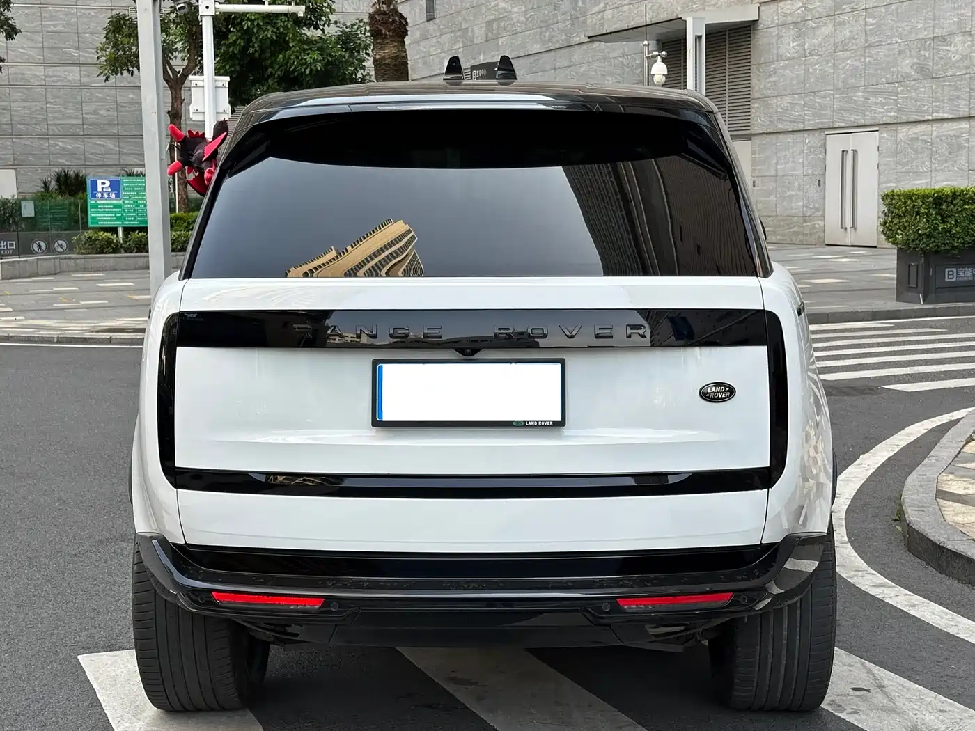 Land Rover Range Rover 2023 3.0 L6 400PS Golden Age 7-Seater Long Wheelbase фото 5