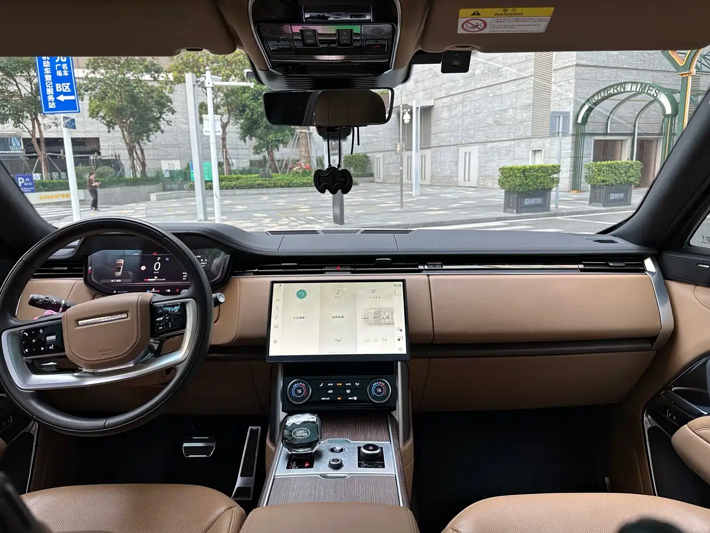 Land Rover Range Rover 2023 3.0 L6 400PS Golden Age 7-Seater Long Wheelbase фото 6