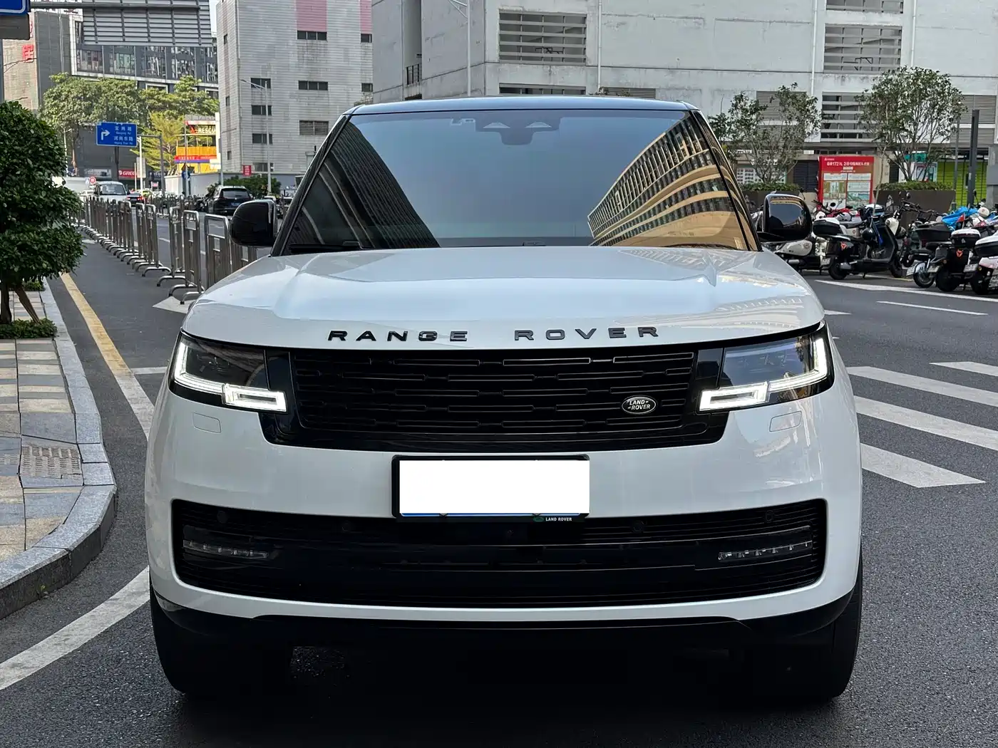 Land Rover Range Rover 2023 3.0 L6 400PS Golden Age 7-Seater Long Wheelbase фото 3