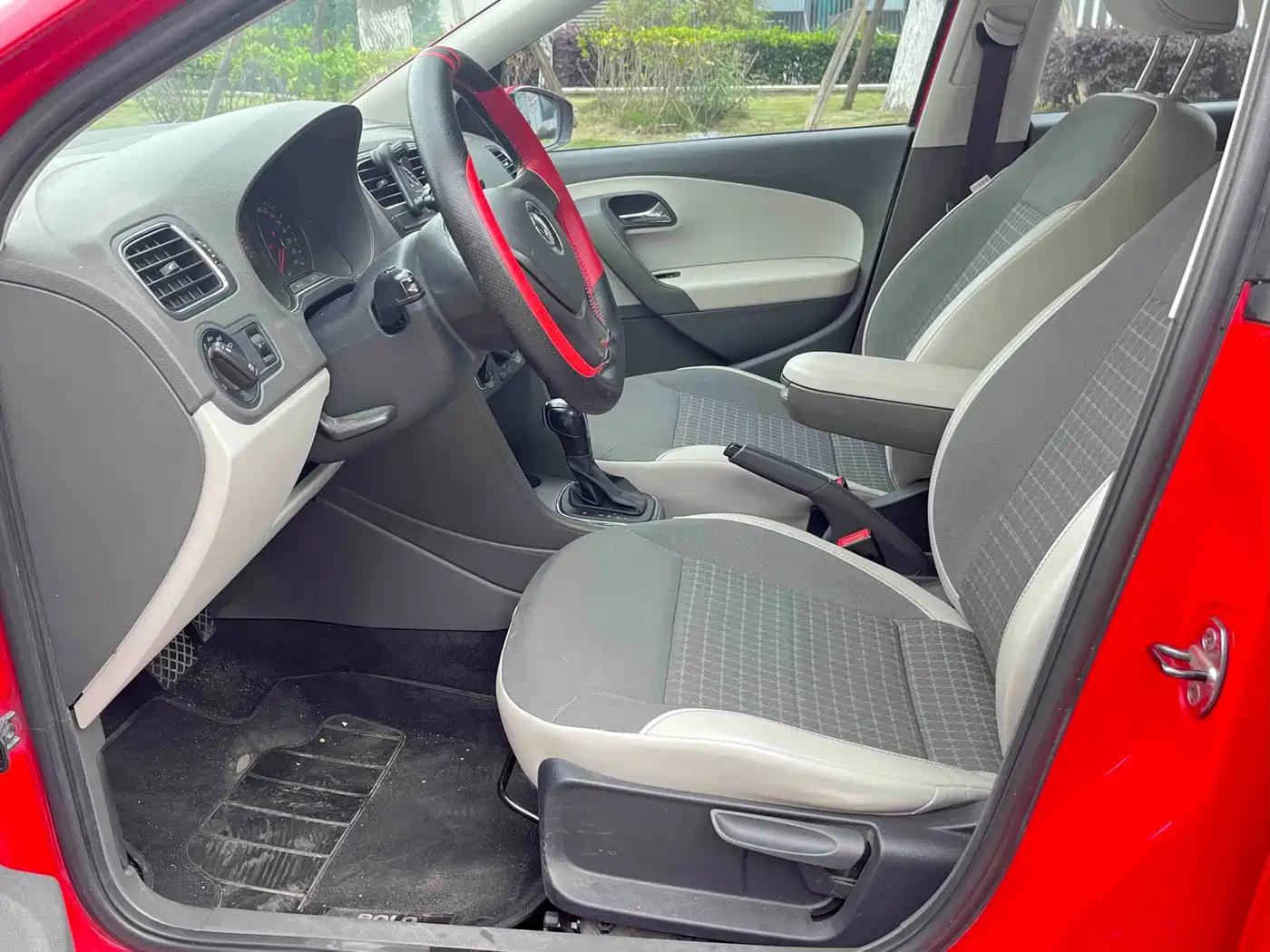 Volkswagen Polo 2014 1.6L Automatic Comfort Edition фото 5