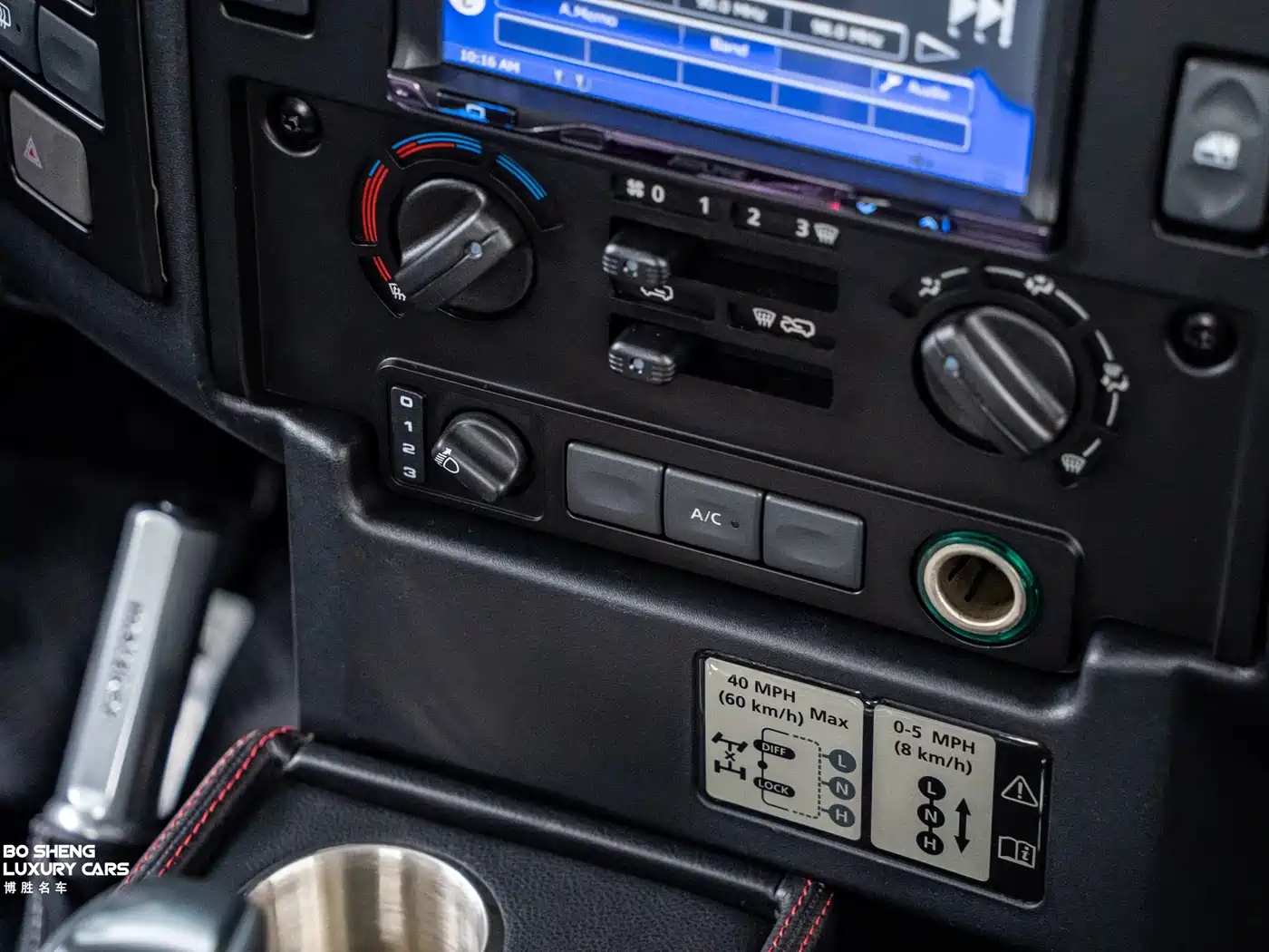 Land Rover Defender фото 11