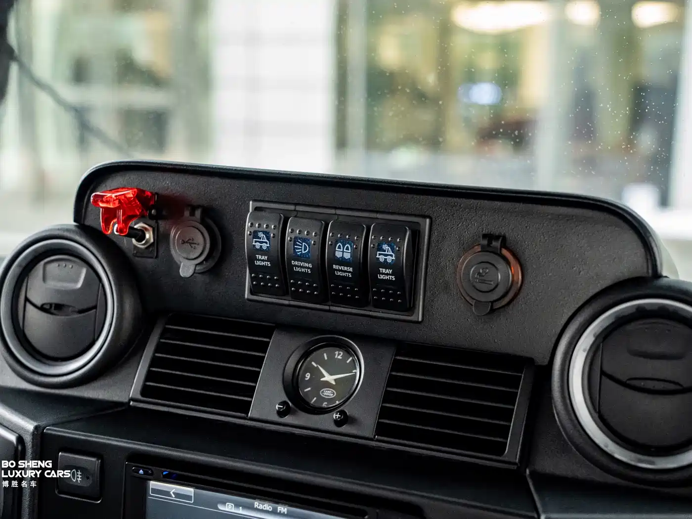 Land Rover Defender фото 12