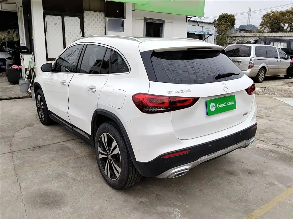 MERCEDES-BENZ GLA