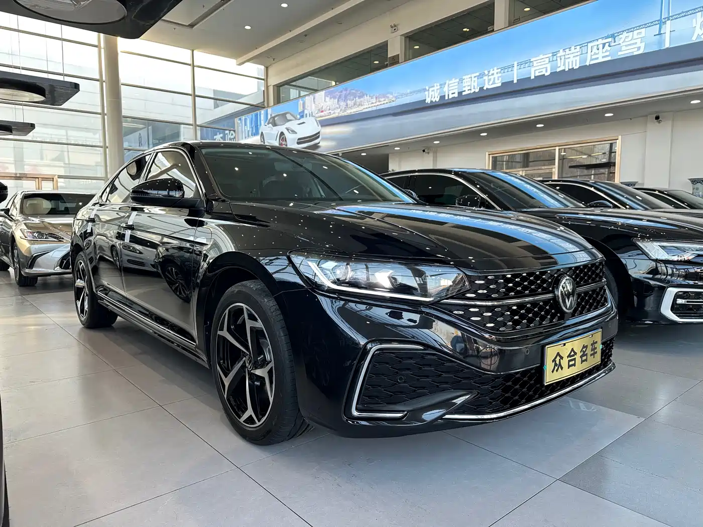 Volkswagen Passat 2025 Outstanding 380TSI Starlight Dragon Soaring Edition фото 3