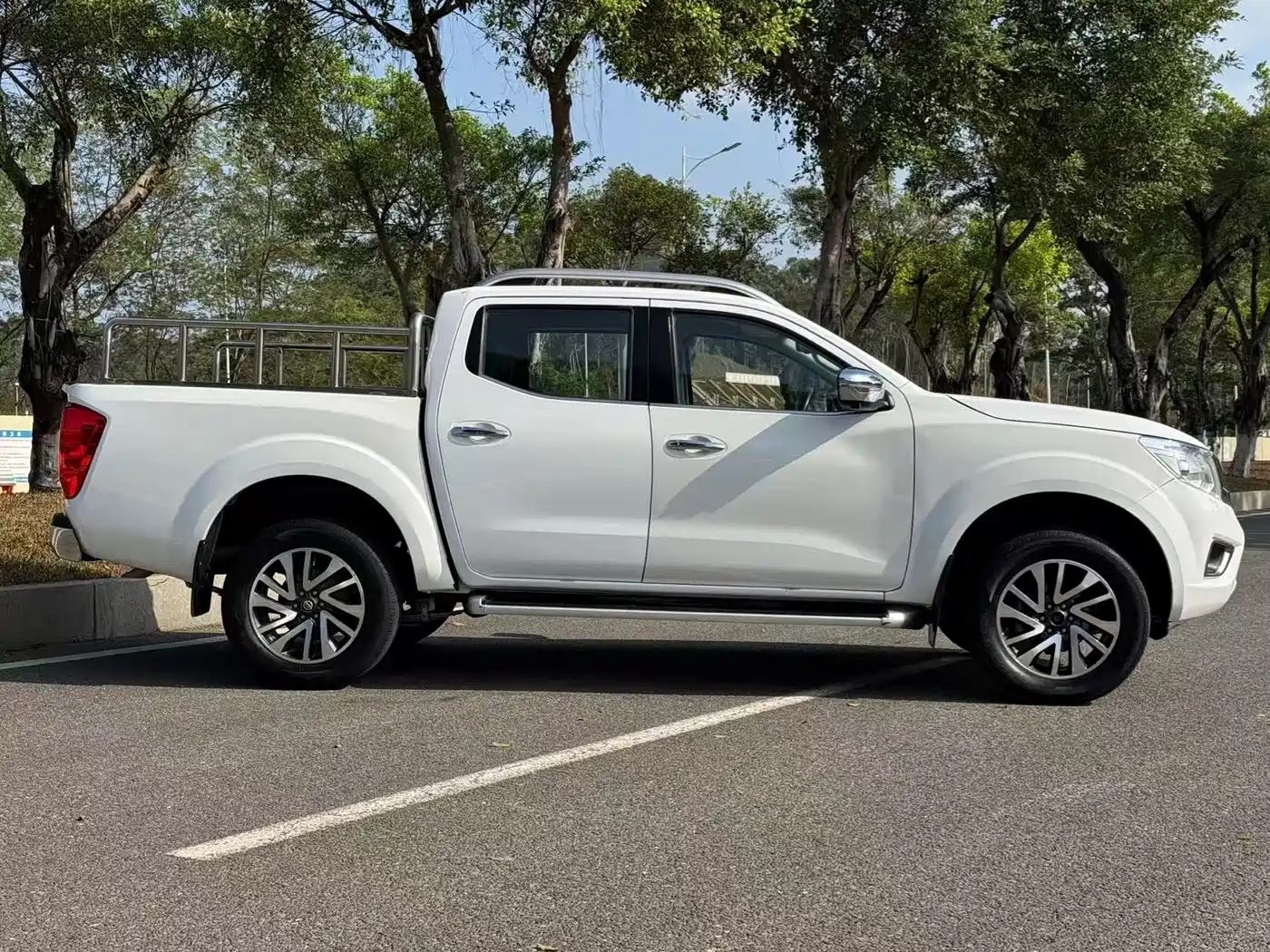Nissan Navara 2021 2.5L Automatic 4WD Premium QR25 фото 8