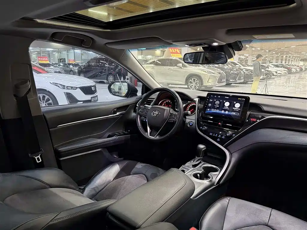 Фото 9 - Toyota Camry