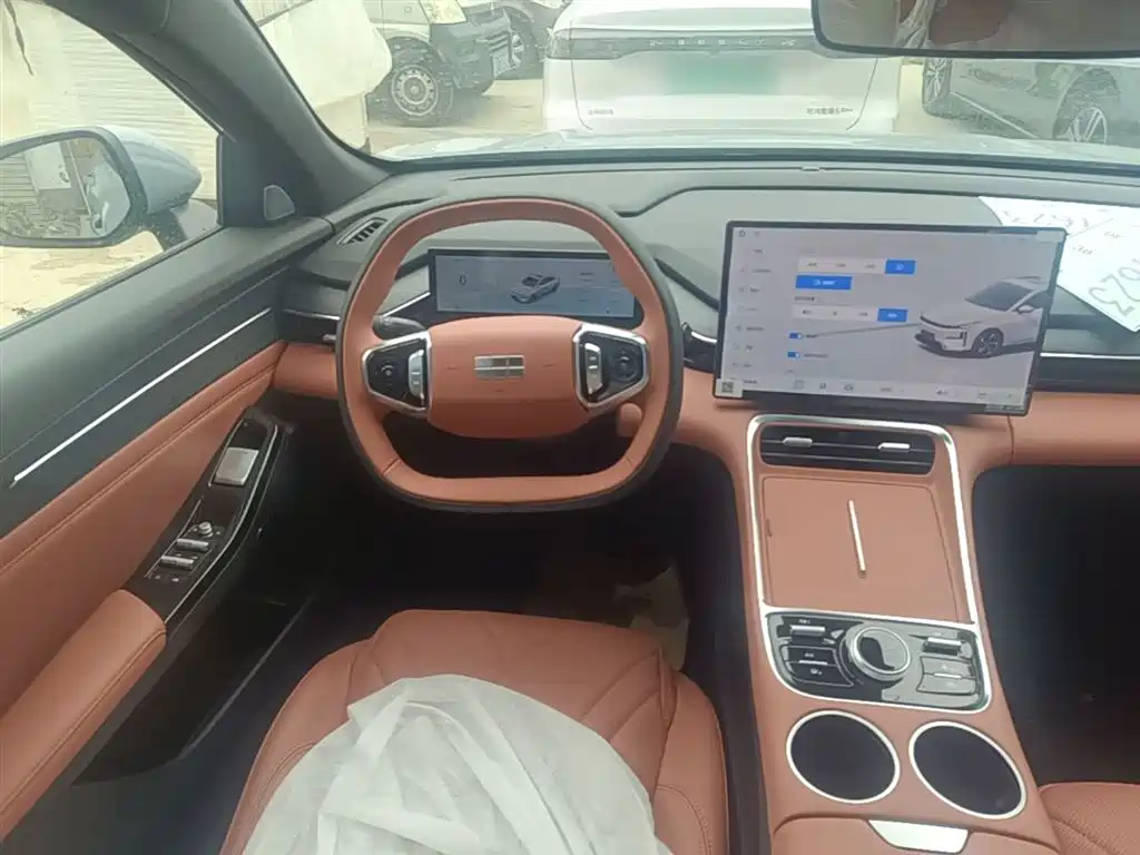 Geely Galaxy Galaxy L6 2025 EM-i 140km Explorer+ Edition фото 11