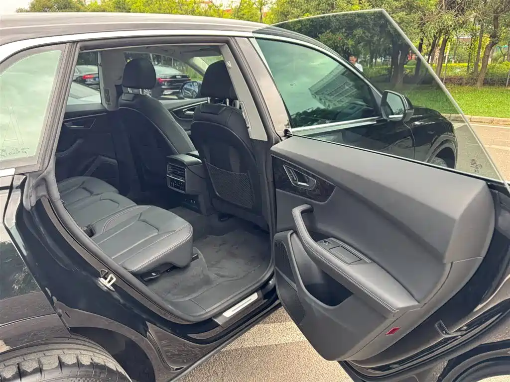 Audi Q8 2025 2024 55 TFSI Luxury Sport