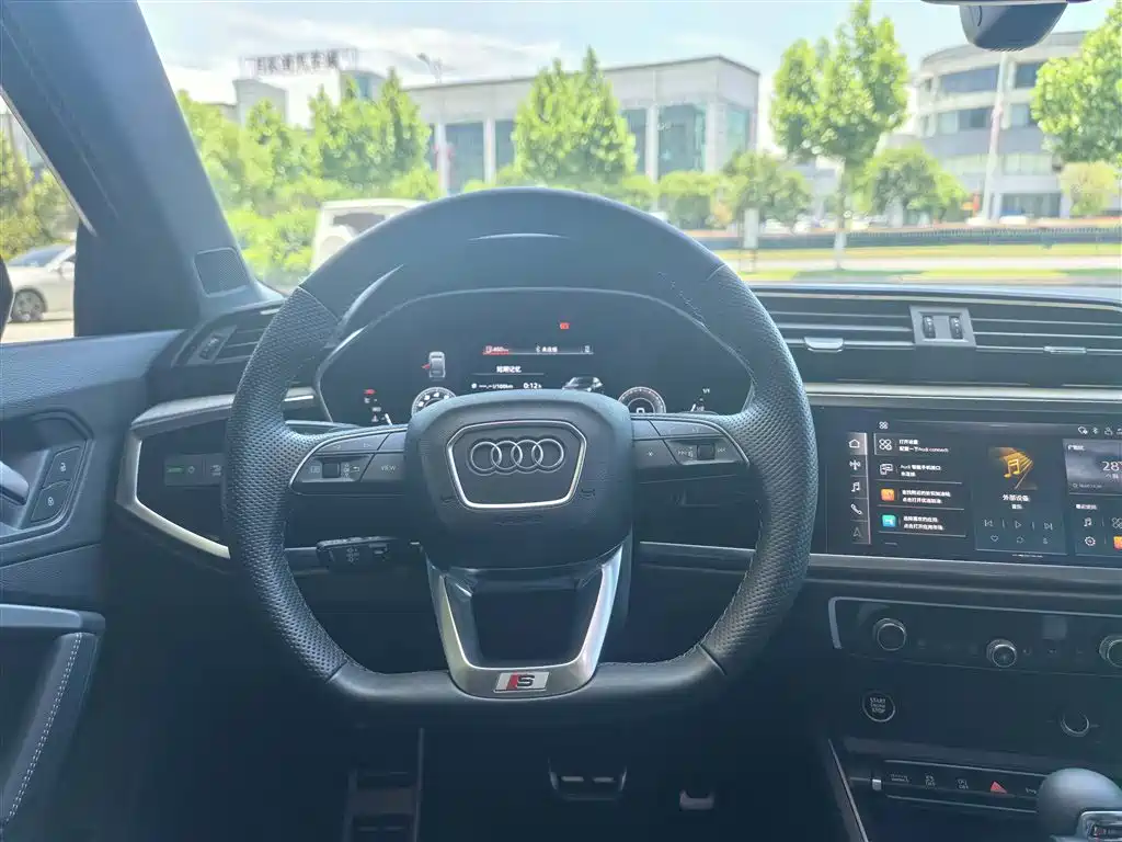 Audi Q3 Sportback 2025 quattro 45th Anniversary Edition 40TFSI Fashion фото 12