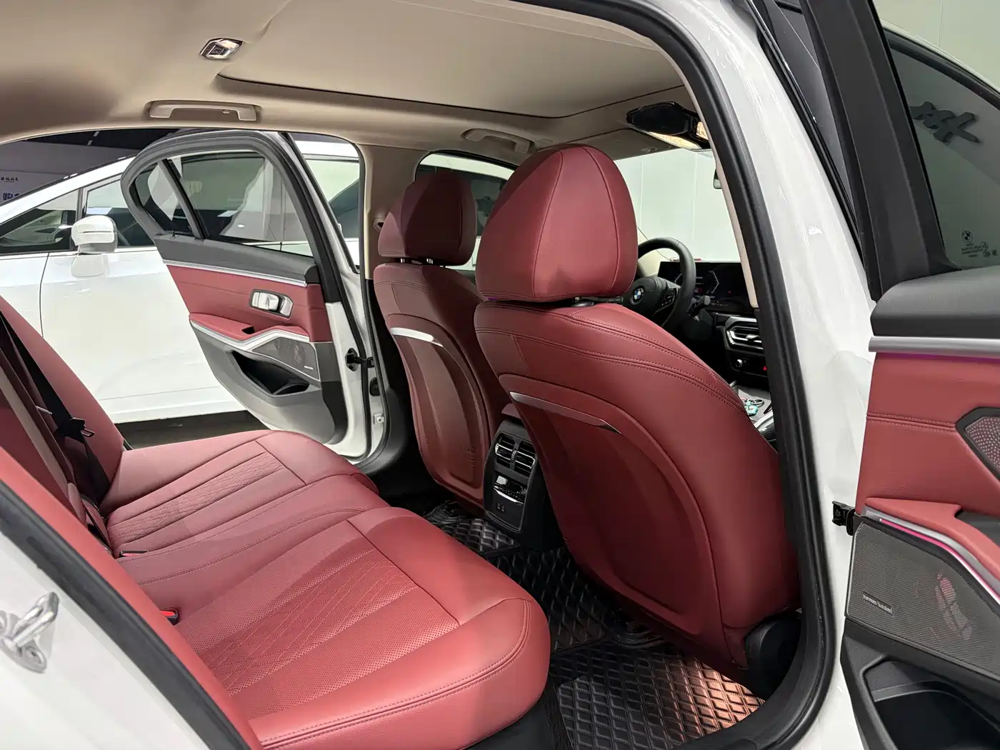 BMW 3 Series 2023 325Li M Sport Black Night Package фото 9