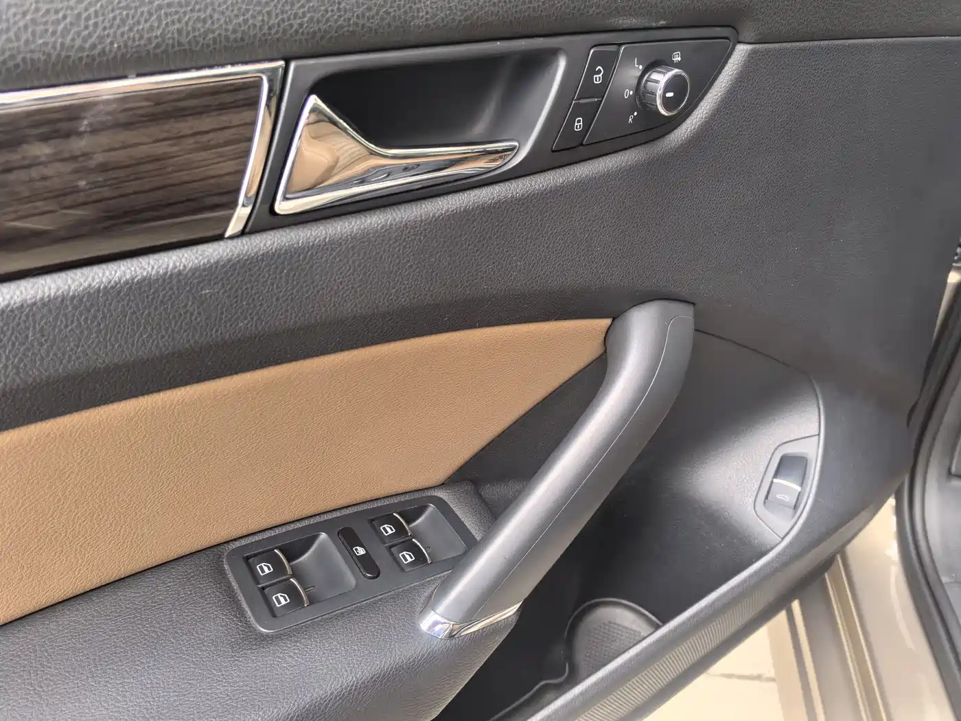 Volkswagen Passat 2014 2.0TSI DSG Executive Navigation Edition фото 12