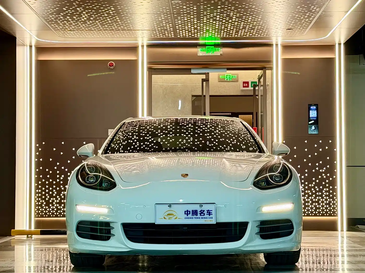 Porsche Panamera 2014 Panamera 4S Sport Edition 3.0T фото 3