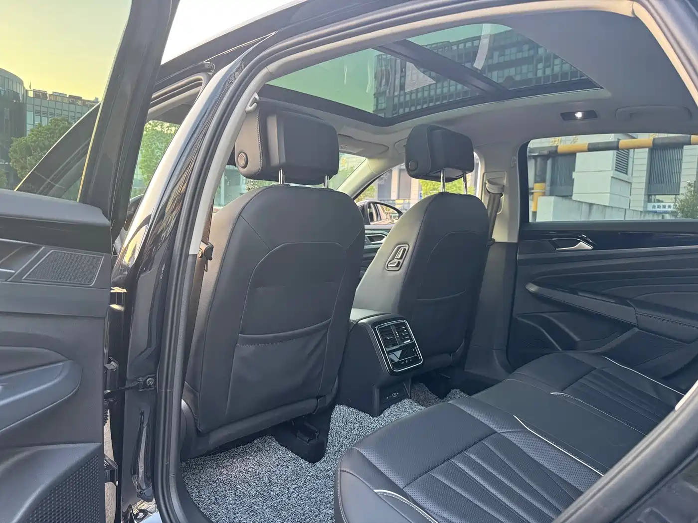 Volkswagen Passat 2024 330TSI Starlight Elite Edition фото 14