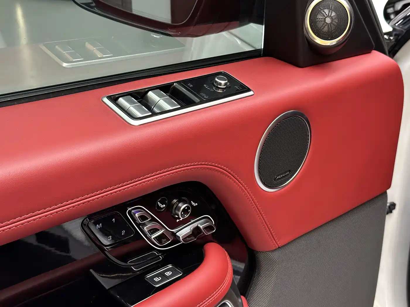 Land Rover Range Rover 2022 3.0 L6 400PS Prestige Genesis Extended Edition фото 12