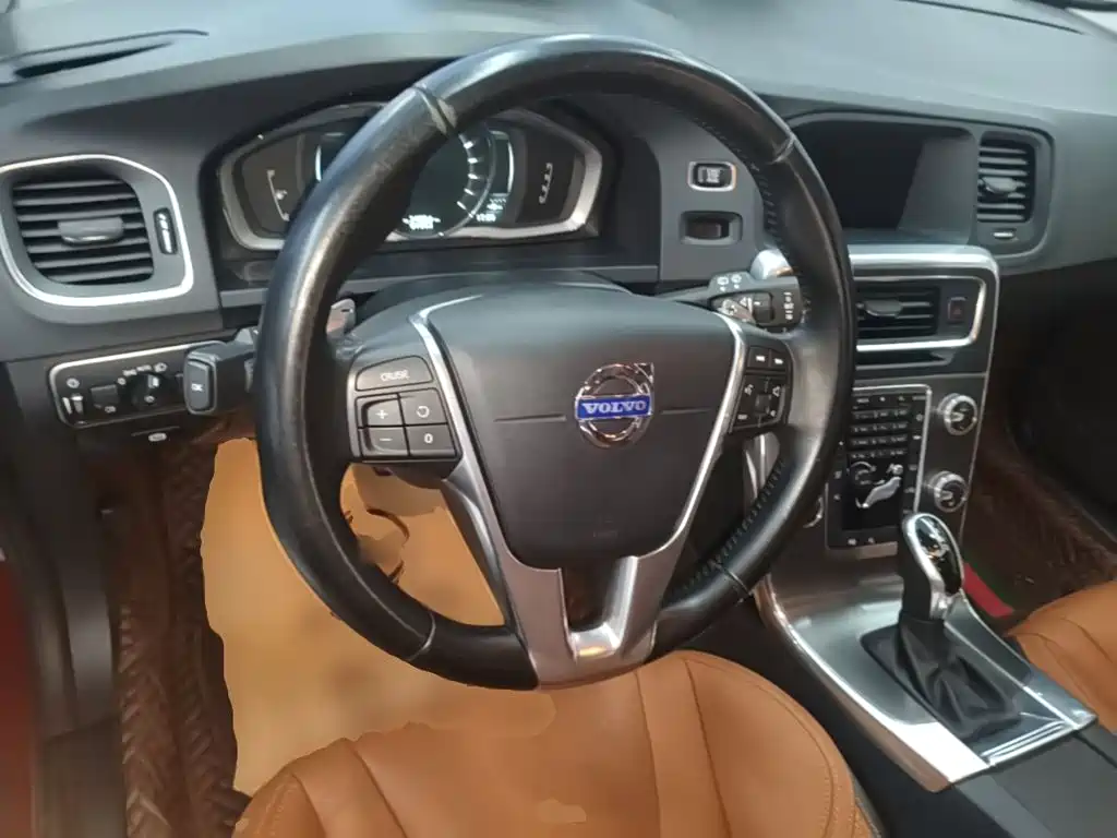 Фото 11 - Volvo V60