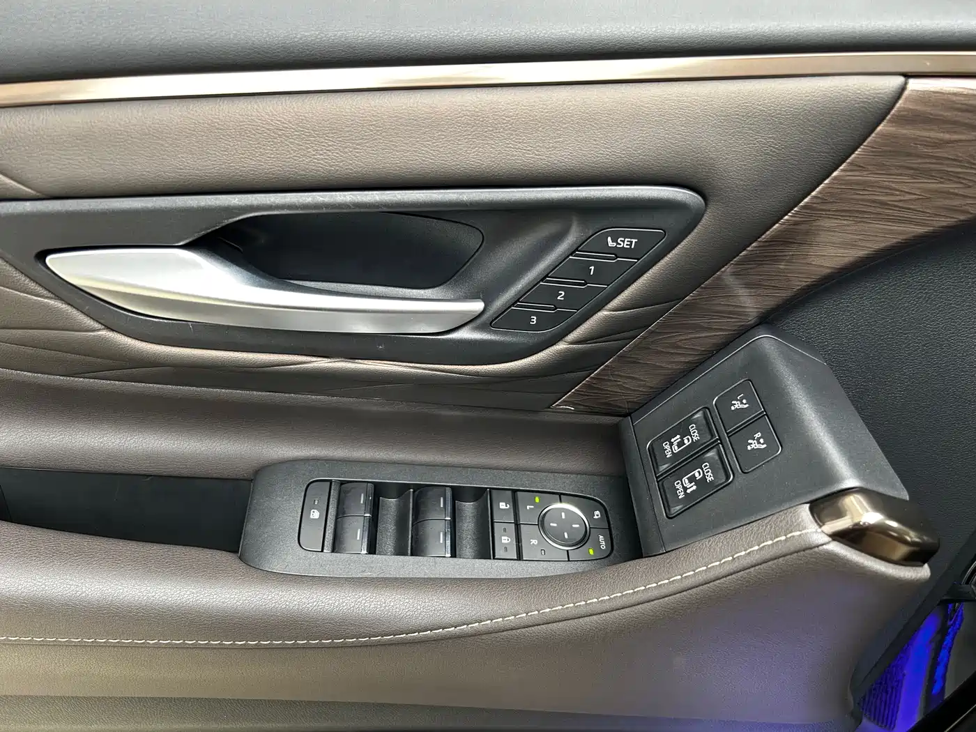 Toyota Vellfire 2024 Crown Hybrid 2.5L Executive Premium Edition фото 5
