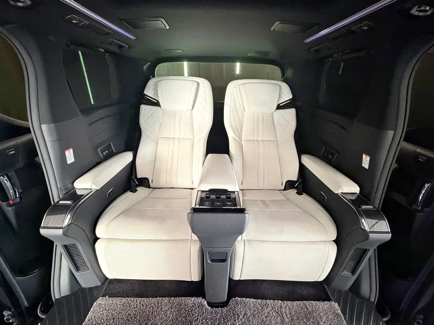 Lexus LM 2020 300h 4-Seat Imperial Edition фото 6