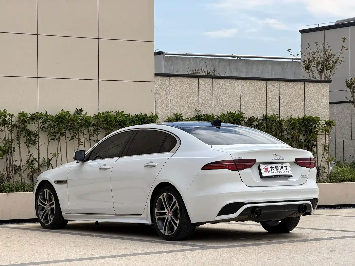 Photo 13 - Jaguar XEL