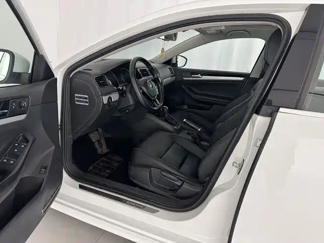 Volkswagen Sagitar 2015 1.6L Automatic Comfort фото 2