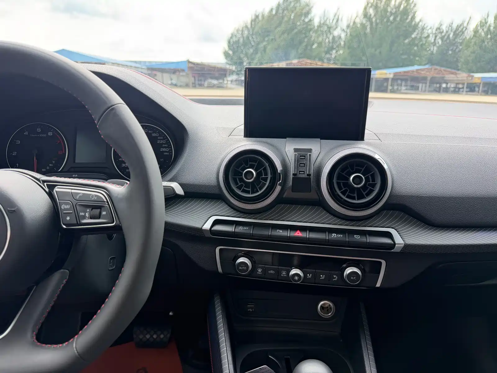Photo 11 - Audi Q2L