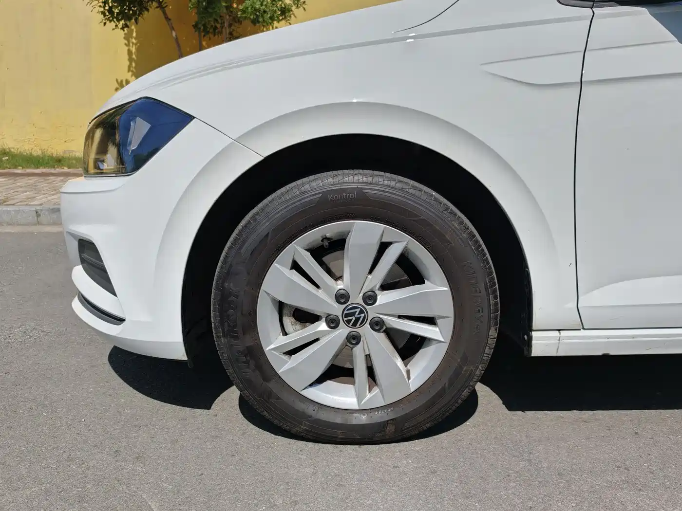 VOLKSWAGEN POLO