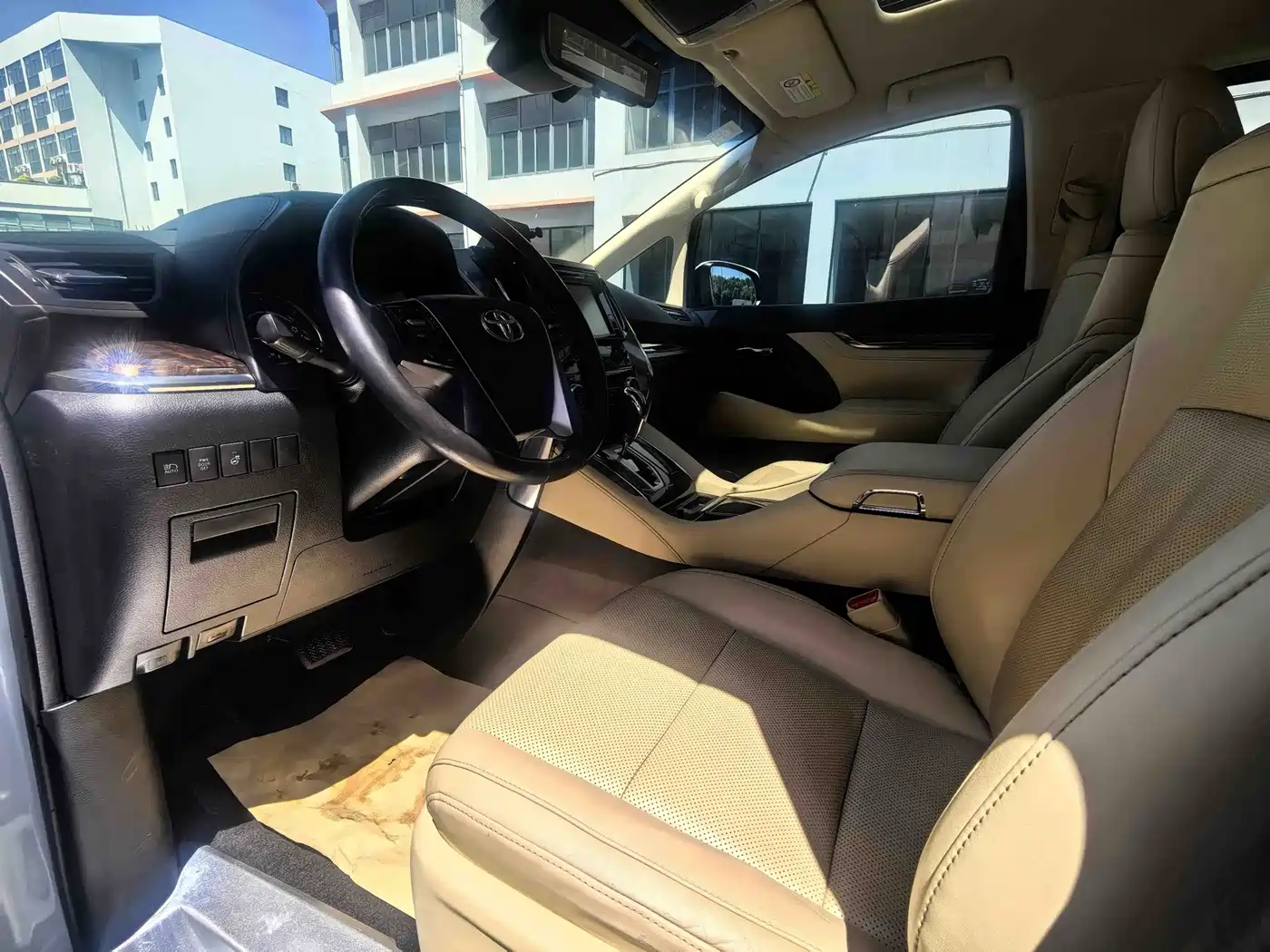 Toyota Alphard 2019 Hybrid 2.5L Luxury фото 10