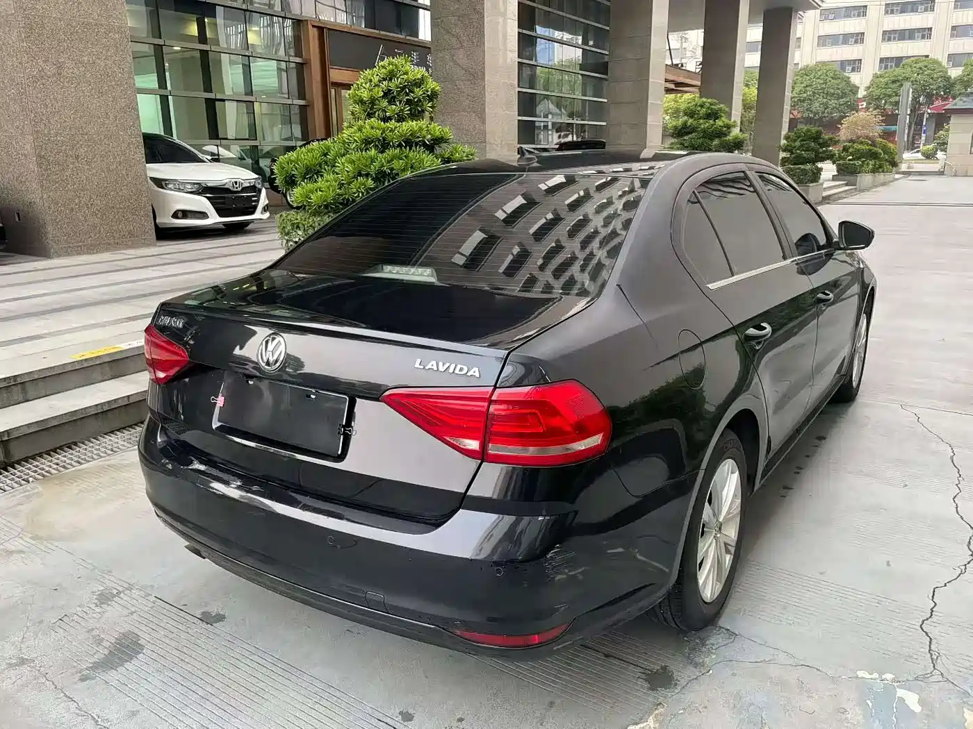Volkswagen Lavida 2015 1.6L Automatic Comfort Edition фото 8