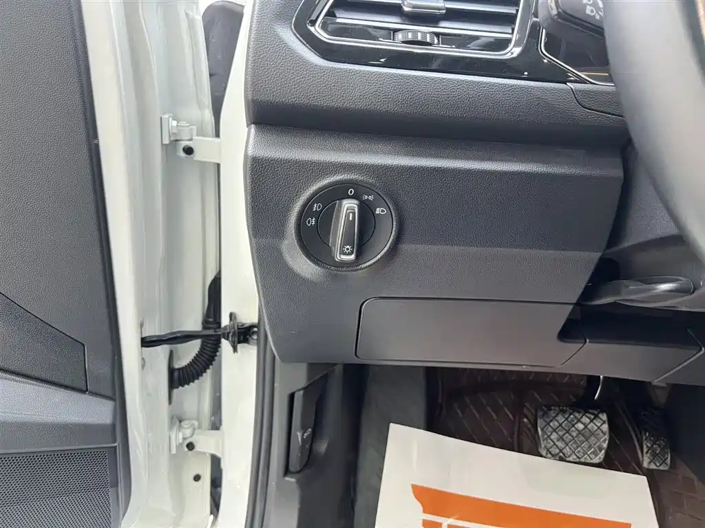 VOLKSWAGEN T ROC EXPLORING SONGS