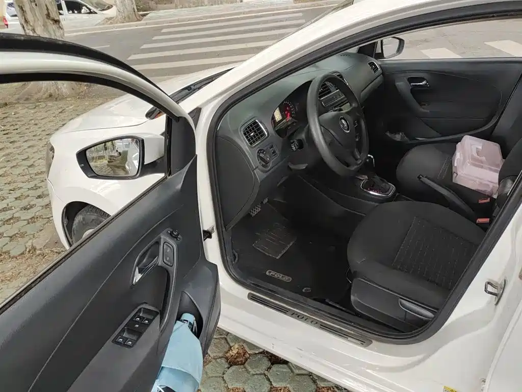 Volkswagen Polo 2014 1.6L Automatic Comfort Edition фото 14