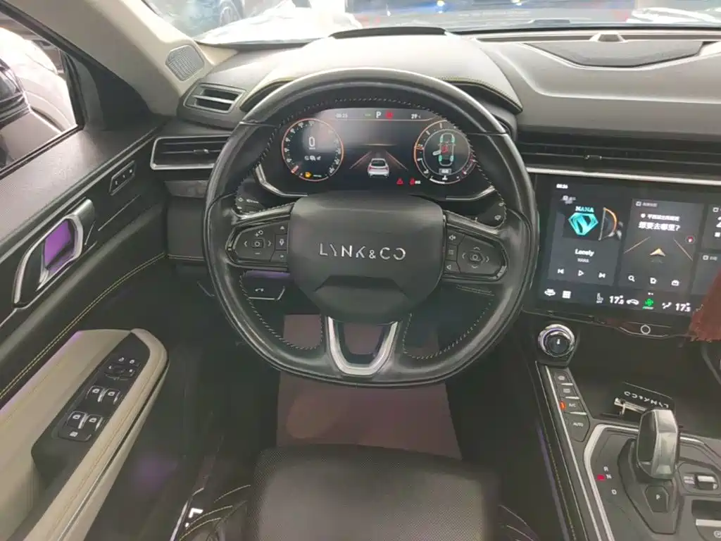 صورة 11 - Lynk & Co 05