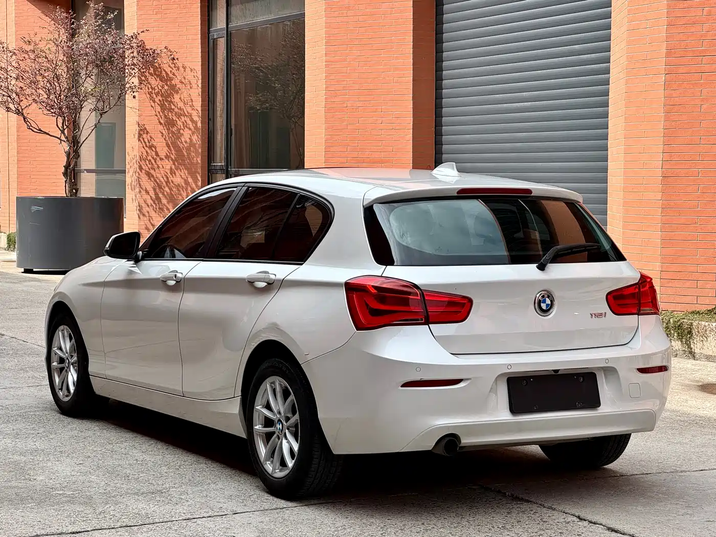 BMW 1 Series (Import) 2016 118i Leading фото 6