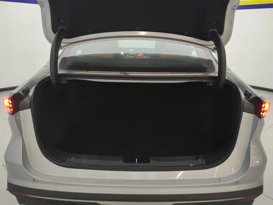 Geely Galaxy Galaxy L6 2025 EM-i 140km Explorer+ Edition фото 4