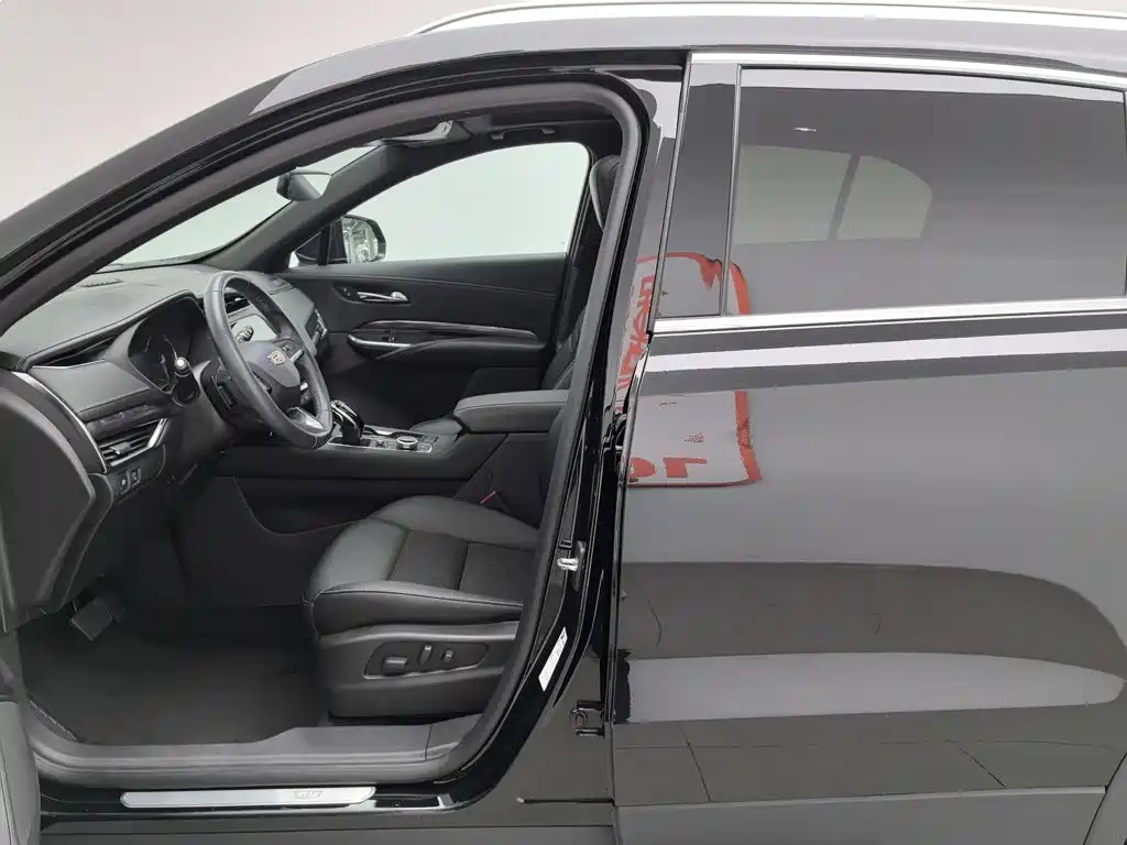Фото 10 - Cadillac XT4
