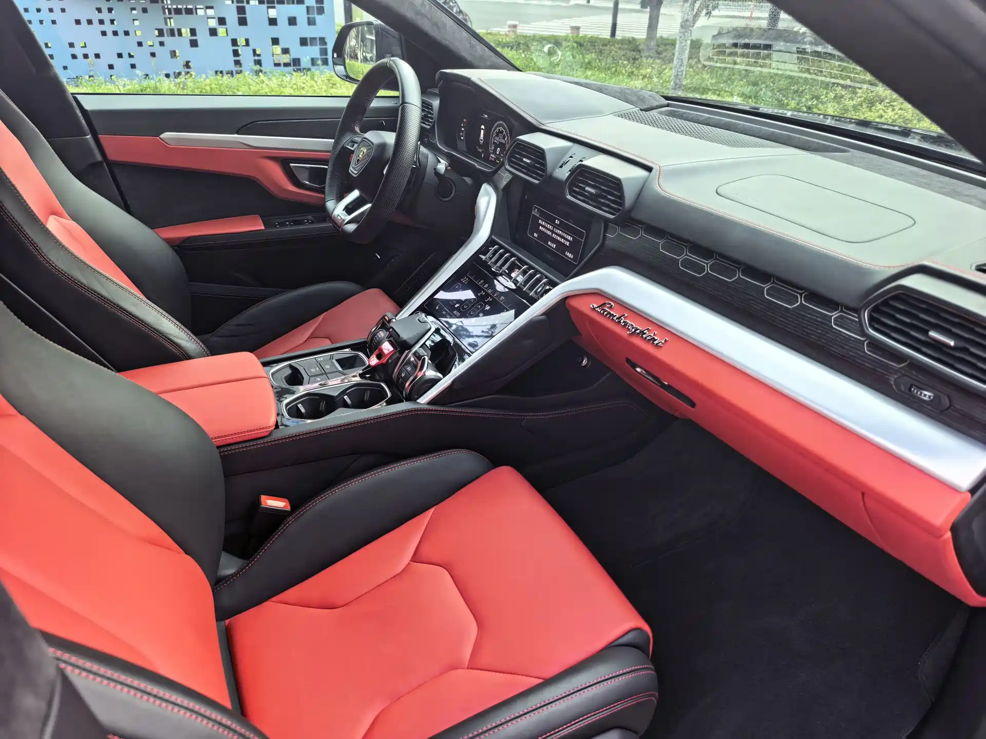 Фото 10 - Lamborghini Urus