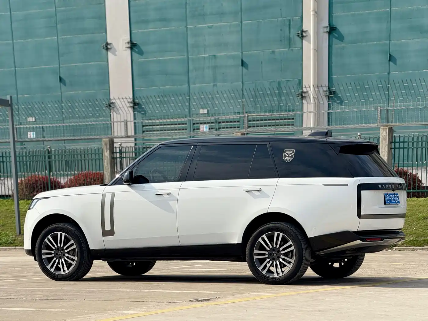 Land Rover Range Rover 2024 3.0 L6 400PS Golden Age Extended 7-Seater фото 3