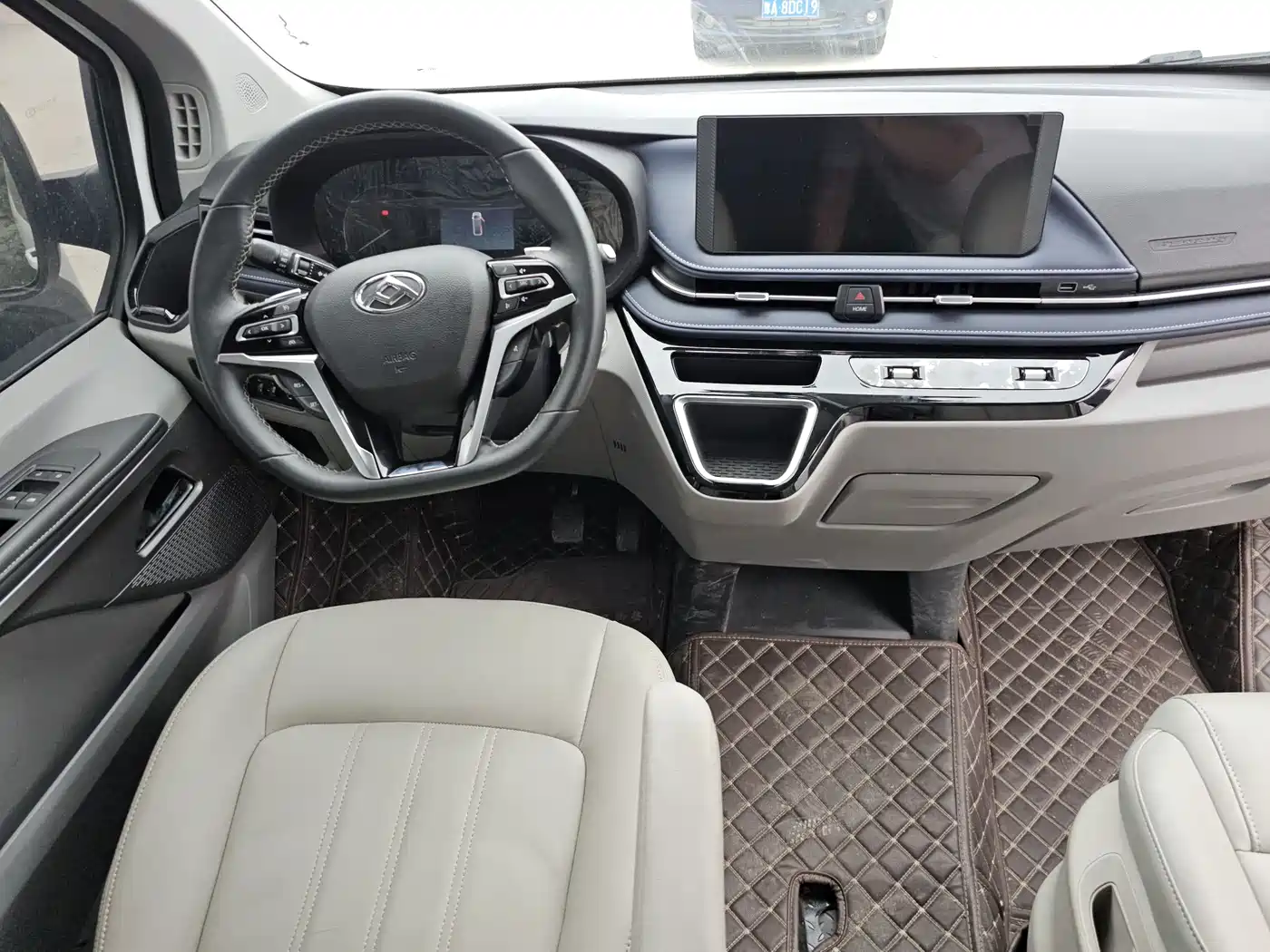 SAIC Maxus Xintu V70 2023 Model 2.0T Elite Edition Automatic Short Wheelbase Low Roof 5/6-Seater фото 11
