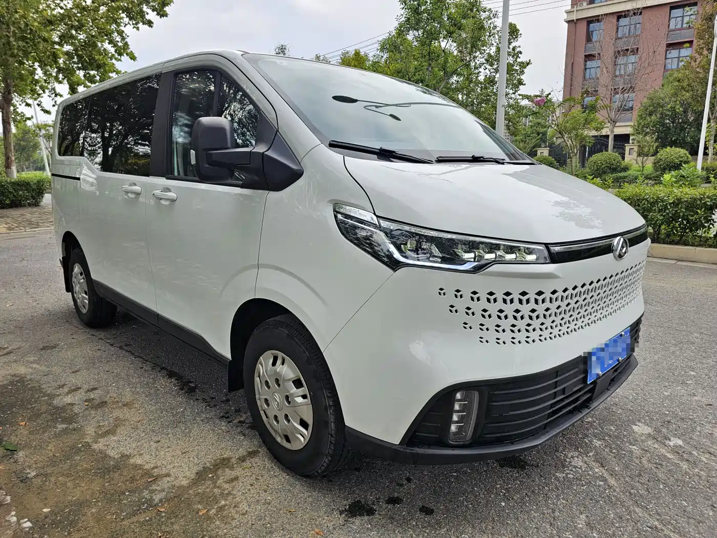 SAIC Maxus Xintu V70 2023 Model 2.0T Elite Edition Automatic Short Wheelbase Low Roof 5/6-Seater фото 3