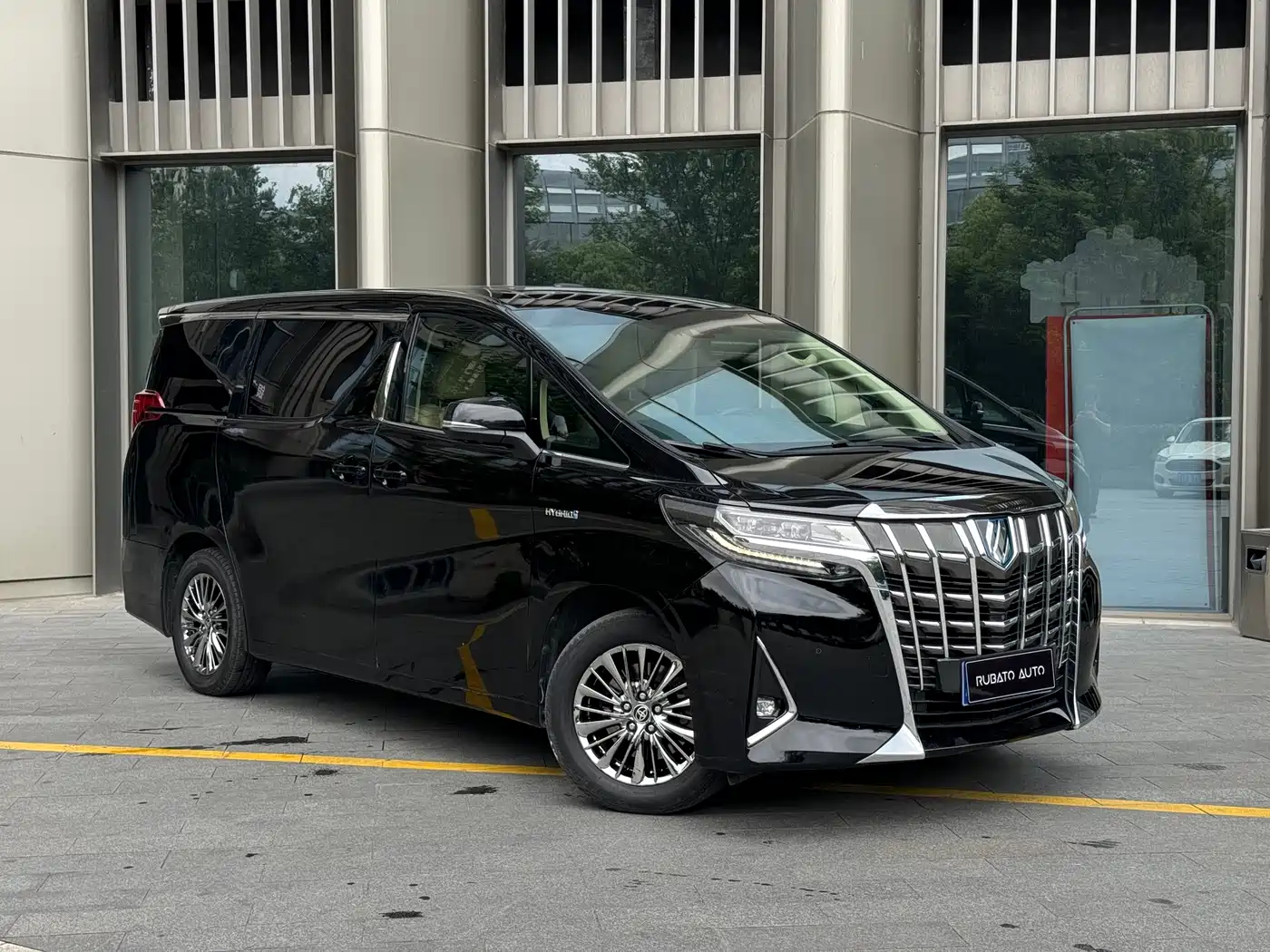 Toyota Alphard 2019 Hybrid 2.5L Luxury фото 2